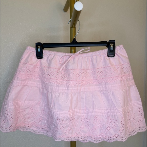 Aritzia Dresses & Skirts - Aritzia Pink Eyelet Tiered Mini Skirt